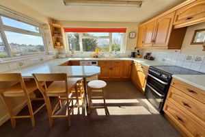 Kitchen/Breakfast Room- click for photo gallery